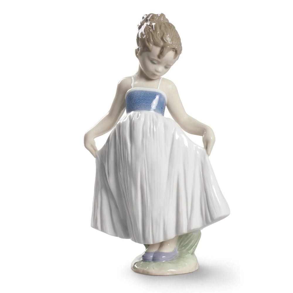 Lladrò - scultura bambina che guarda il vestito 20cm