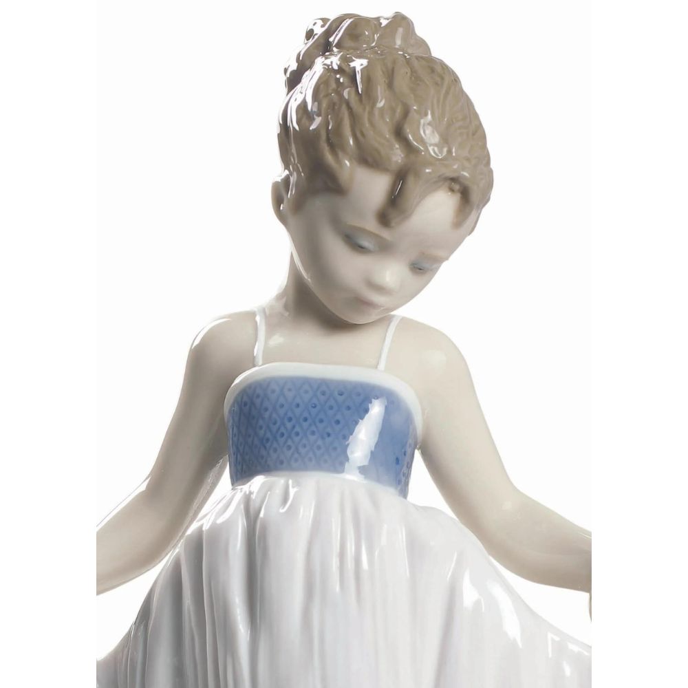 Lladrò - scultura bambina che guarda il vestito 20cm