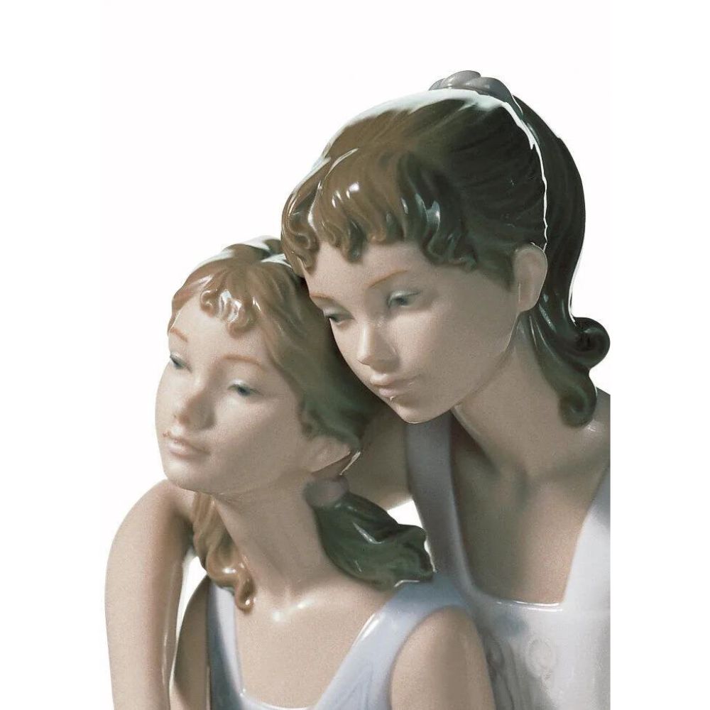 Lladrò - scultura di due sorelle che si tengono per mano 26cm