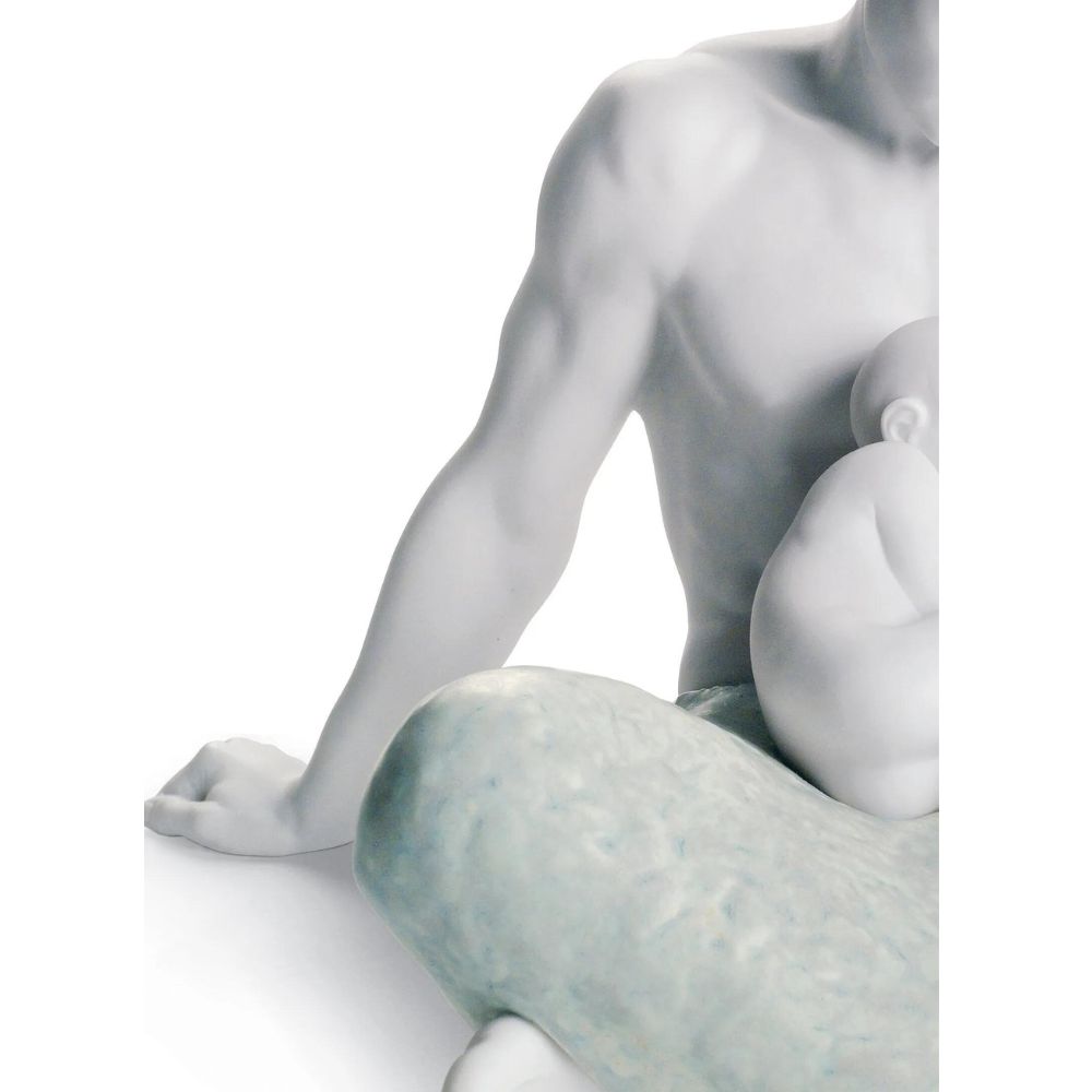 Lladrò - statua figura il padre seduto a gambe incrociate su cui poggia il figlio bianca 22cm