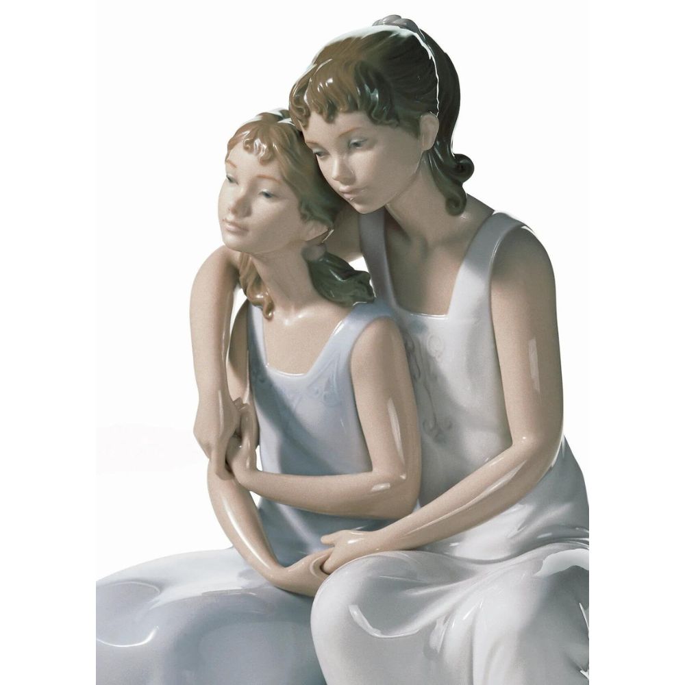 Lladrò - scultura di due sorelle che si tengono per mano 26cm