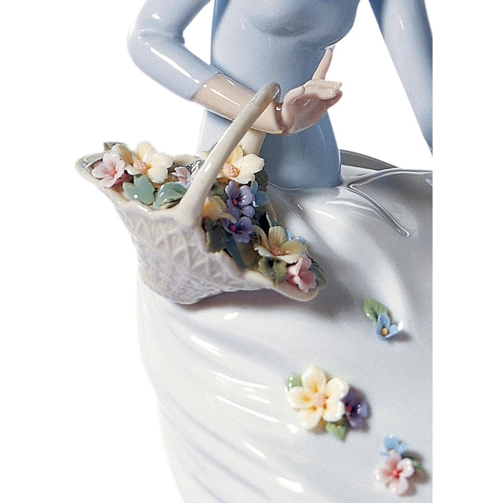 Lladrò - scultura donna con un cesto pieno di fiori che vengono soffiati dal vento 28cm
