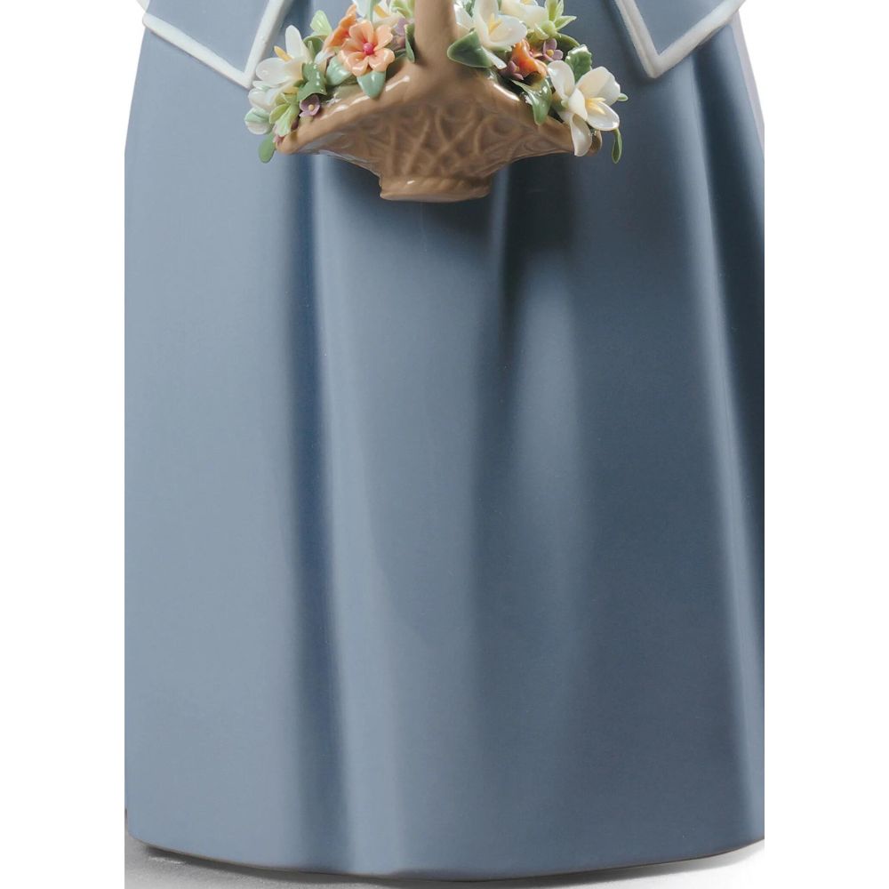 Lladrò - scultura donna con cestino di fiori 31cm