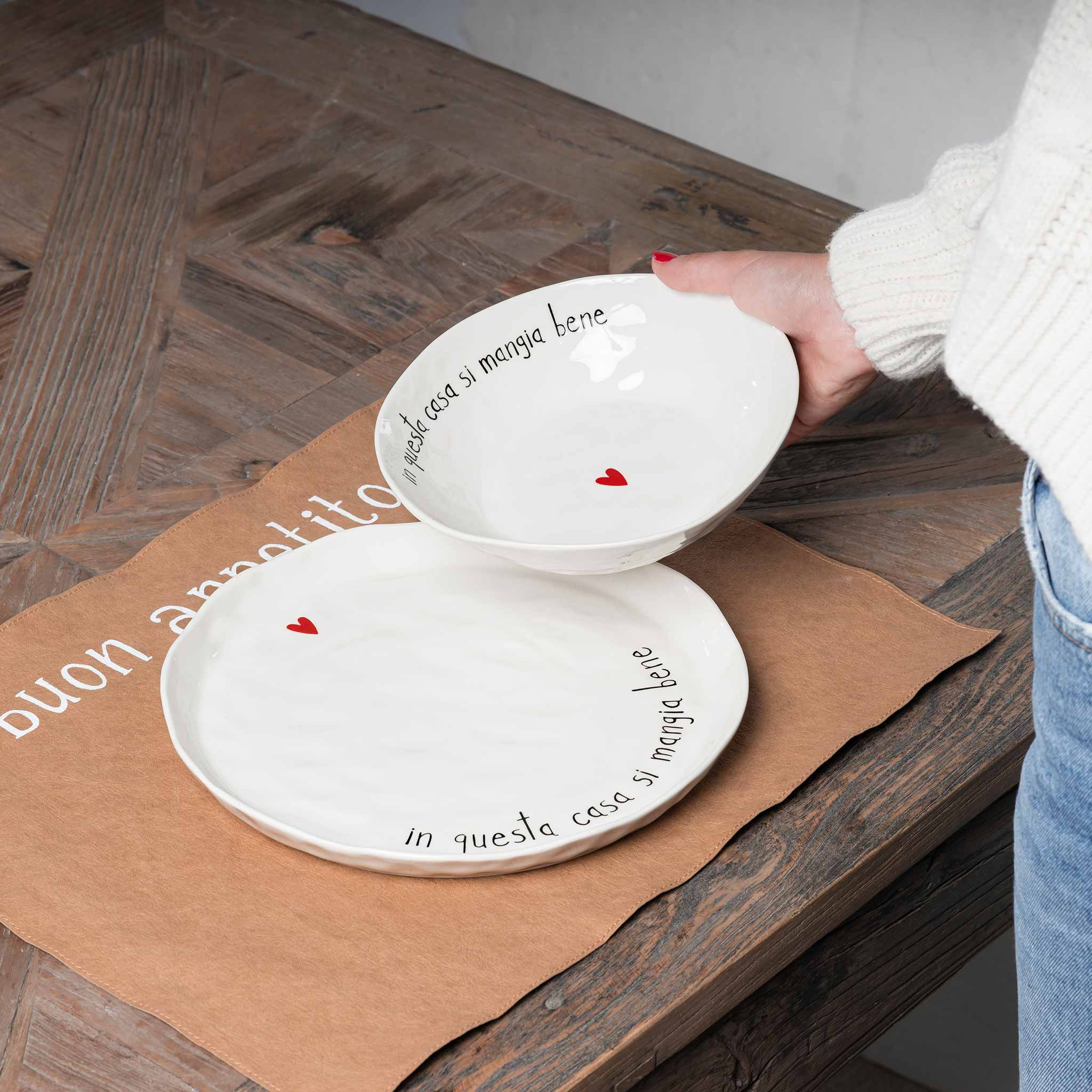 Simple day - set due piatti piani decoro In questa casa si mangia bene diam. 27 cm